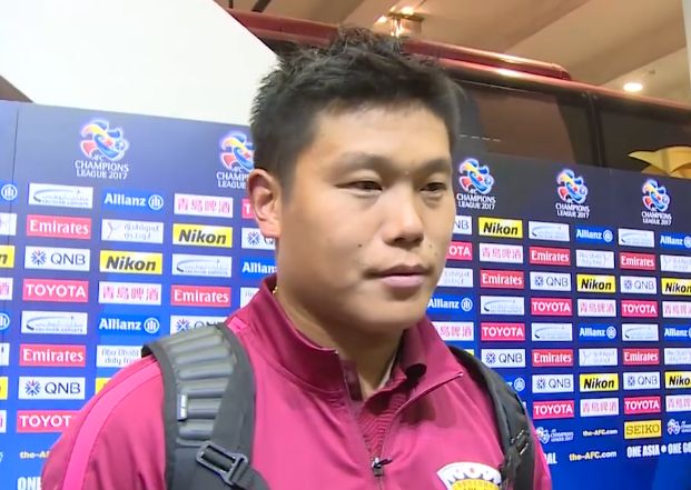 原本，人群中还有一些人也在低声交头接耳，但是在这么一声吼之后，其他人也都一个个噤若寒蝉，不敢再发出任何声音。